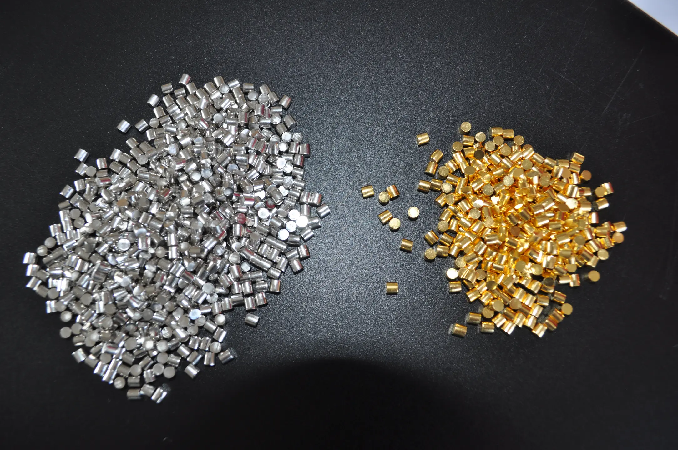 Gold- und Platingranulat (Slugs) in zylindrischer Form. Edelmetallgranulat für Guss und Weiterverarbeitung.
