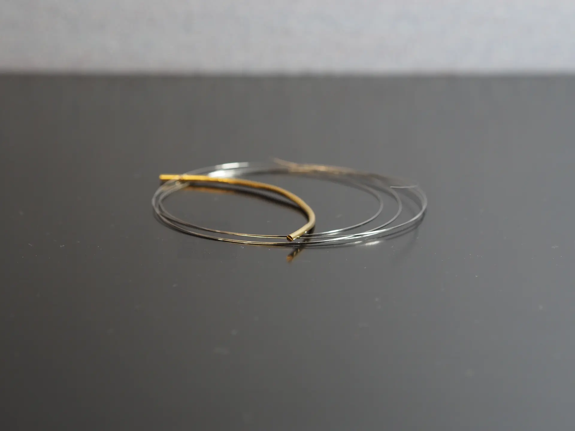 Aufgerollter Gold- und Platindraht als Edelmetall-Halbzeug für Schmuck- und Industrieanwendungen.