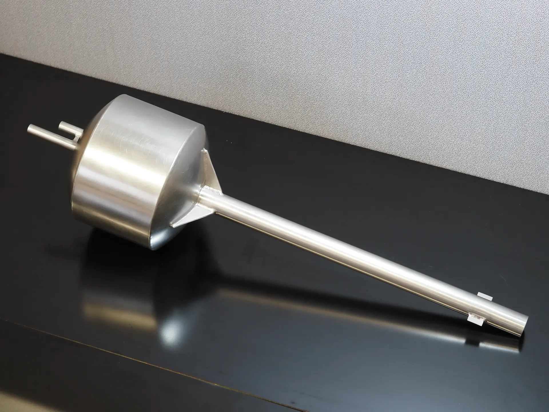 Großer Labortiegel mit Ausguss und Griff aus Platin zum Schmelzen von Edelmetallen.