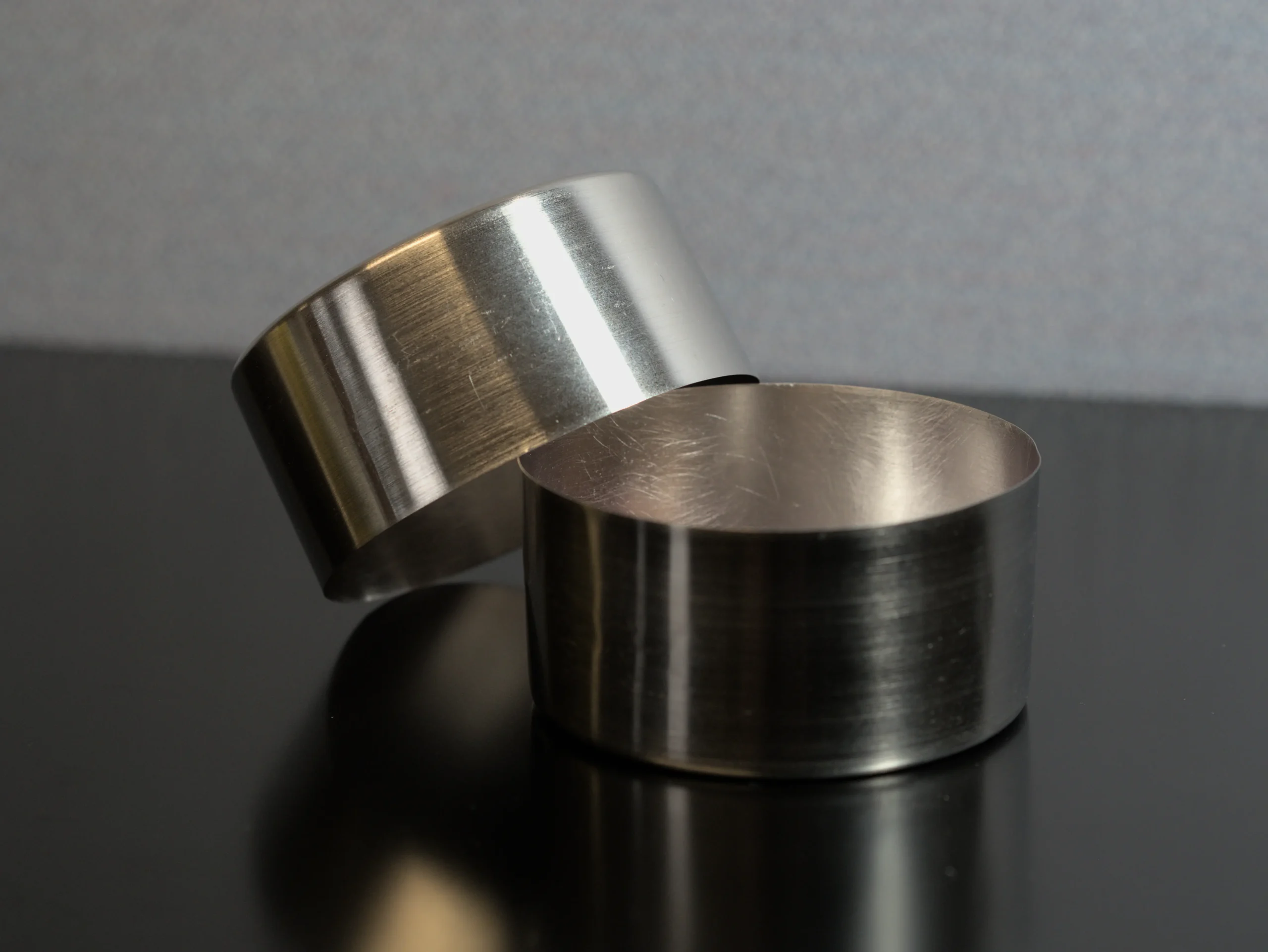 Laborschalen aus Platin in Ringform für die Edelmetallanalyse.