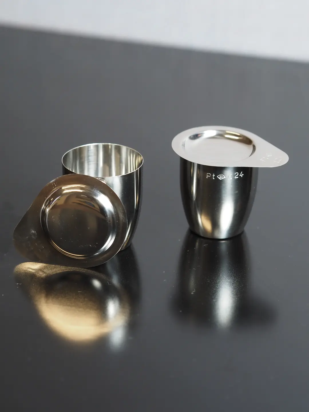 Platintiegel mit Deckel und Pt-K24 Punzierung.
