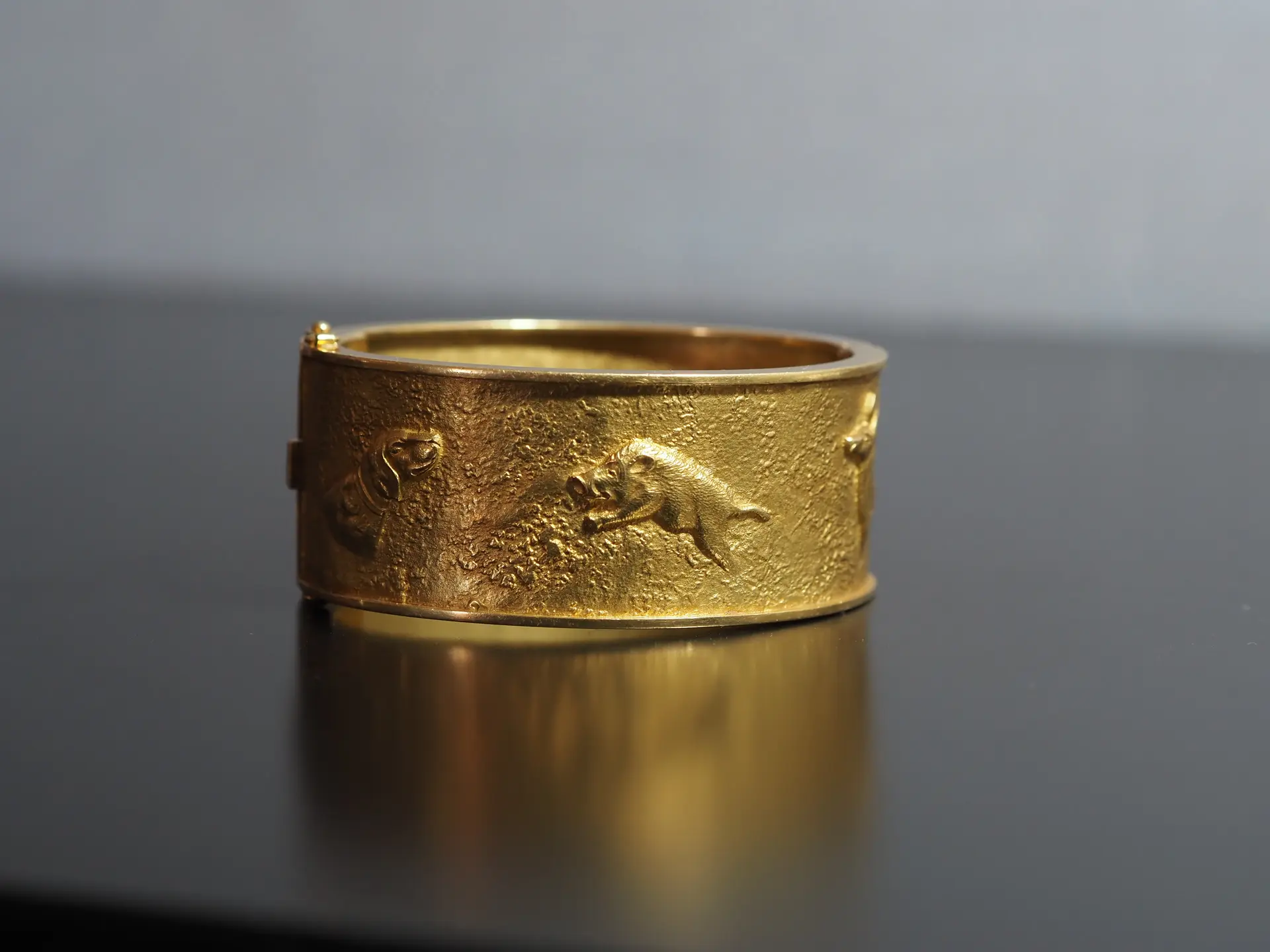 Antikes Goldarmband mit Jagdmotiv (Wildschwein) – Altgoldschmuck zum Ankauf und Recycling