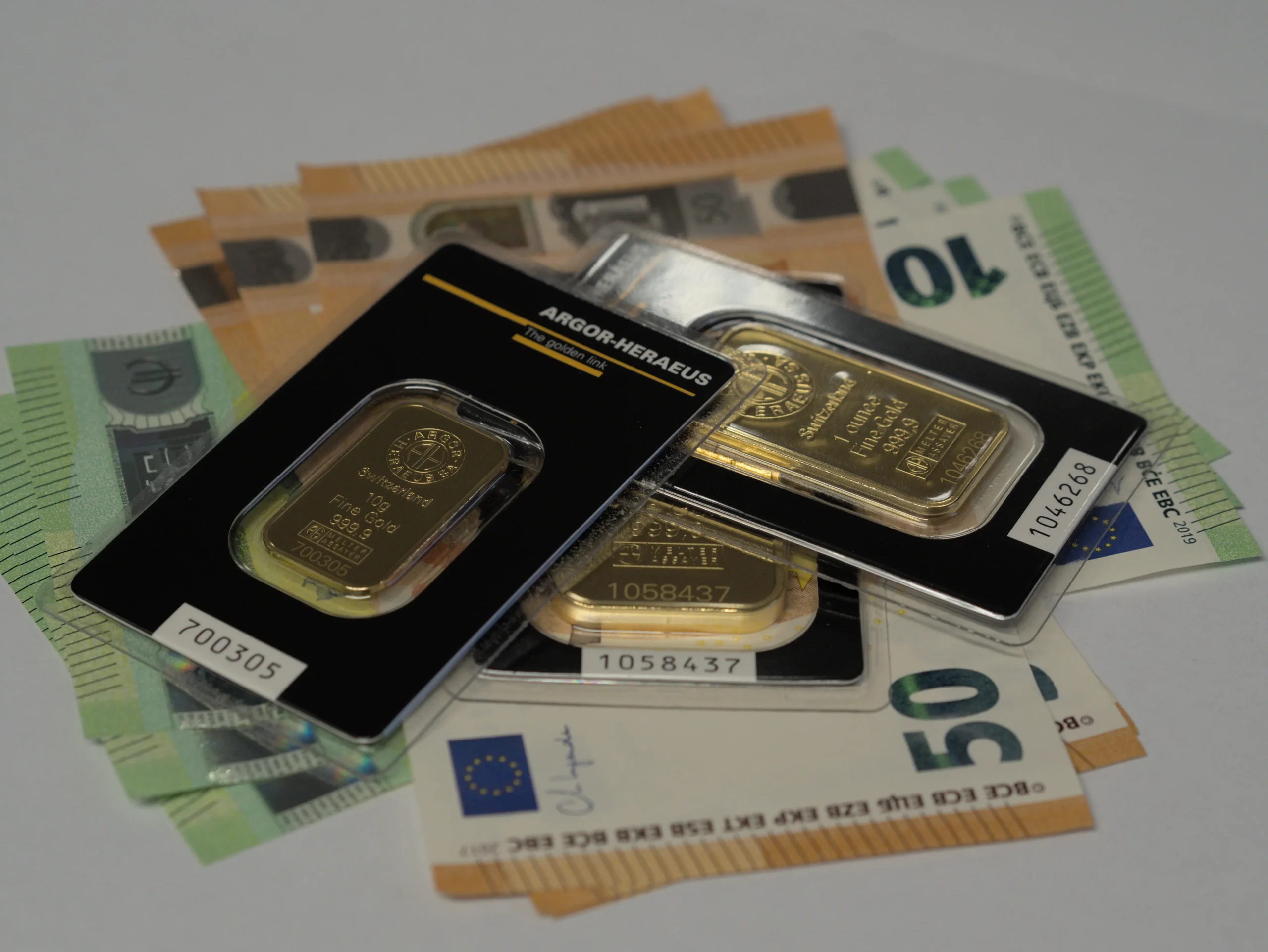 Goldbarren und Euro-Banknoten als Symbolbild für Edelmetall-Investment und Wertanlage
