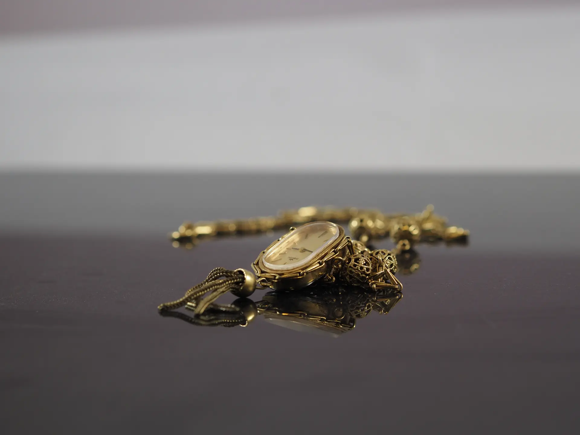 Alte Golduhr mit Armband und Anhängern, Altschmuck und Uhren zum Ankauf