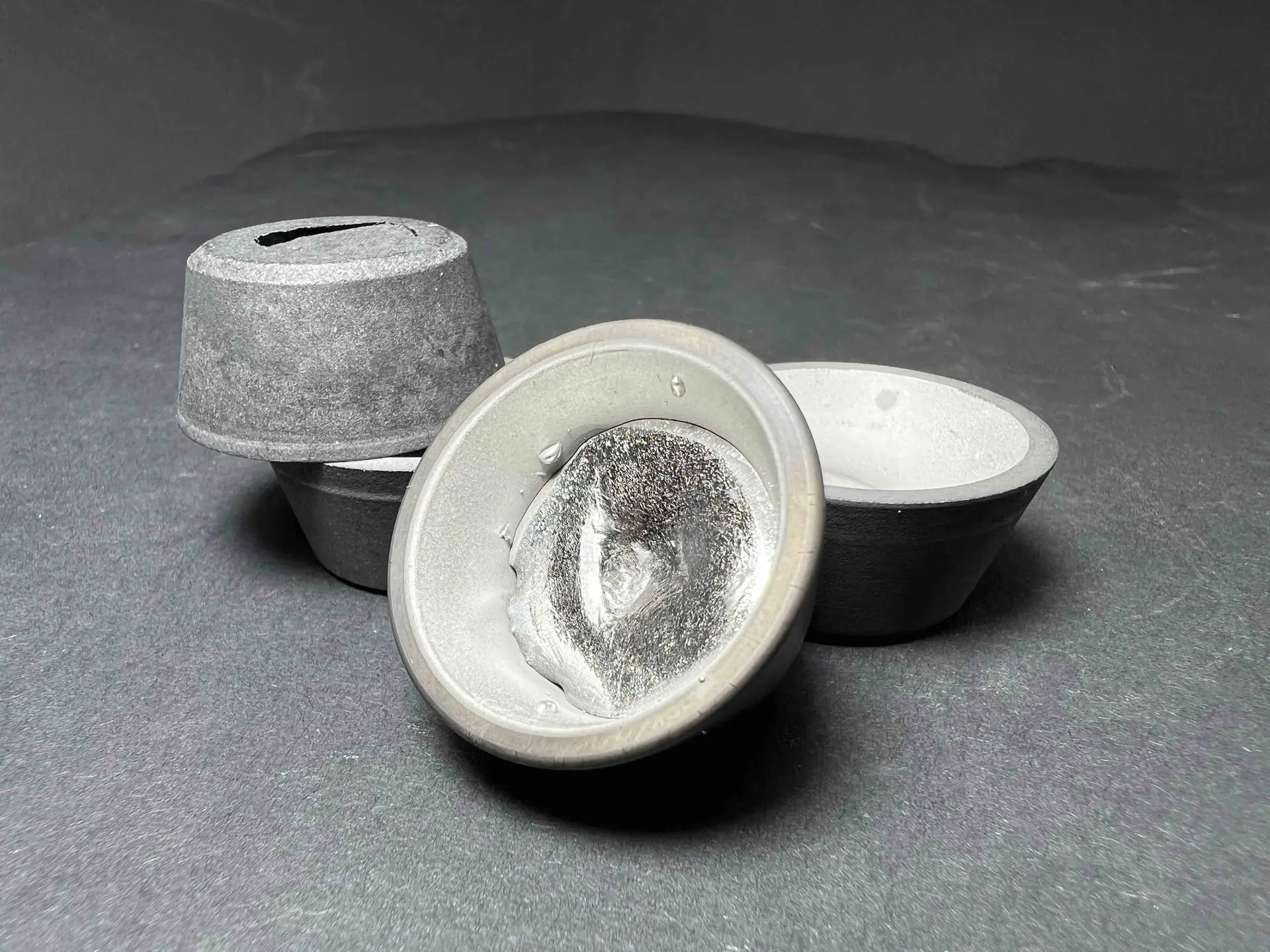 Wolframtiegel mit Platinschmelze, Spezialtiegel für hochschmelzende Edelmetalle